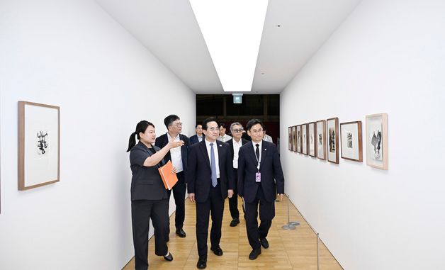 전시 관람하는 박홍근 장관