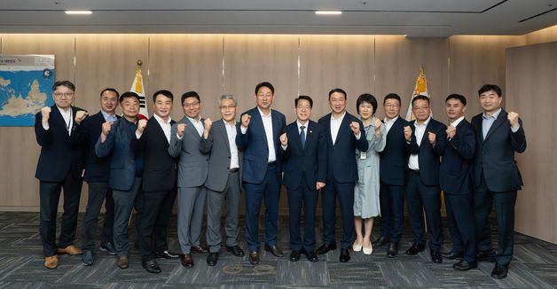 기념 촬영하는 황종우 장관