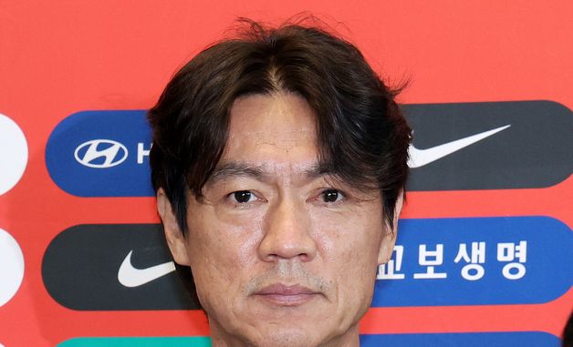 홍명보 감독, 긴장 가득한 표정