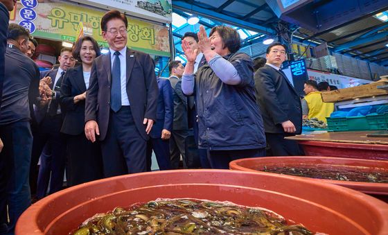 광주 시민들과 인사 나누는 이재명 대통령