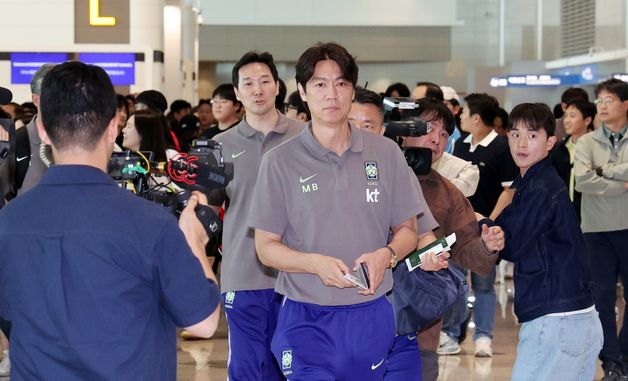 앞장 서서 출국하는 홍명보 감독