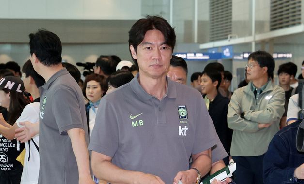 앞장 서서 출국하는 홍명보 감독