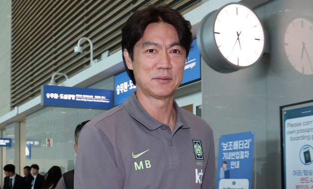 미소 짓는 홍명보 감독