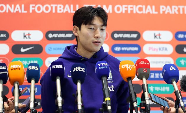 출국 전 취재진과 인터뷰하는 배준호