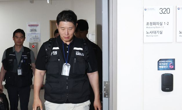 2차 사후조정 회의장 떠나는 최승호 위원장