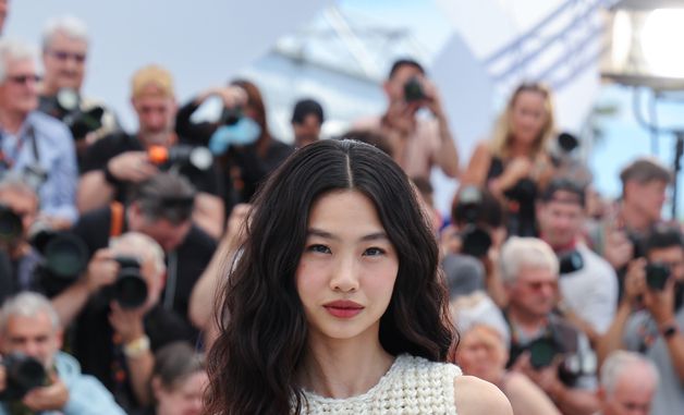 칸 포토콜서 포즈 취하는 '호프' 정호연