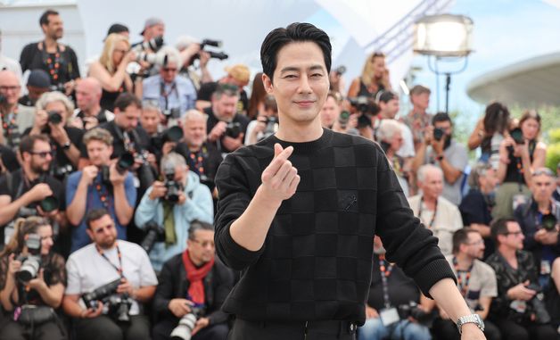 칸 포토콜서 손하트 날리는 조인성