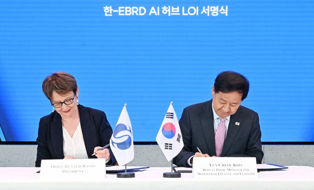 AI-Hub 상호협력의향서에 서명하는 구윤철 부총리