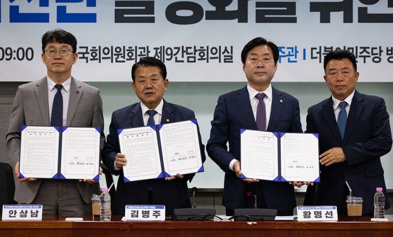 국방국가산단 활성화 업무협약서 든 참석자들