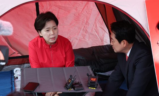 평택 삼성전자 앞에서 단식 농성 중인 양향자 후보 찾은 장동혁 대표