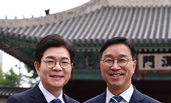 손잡은 정원오 서울시장 후보와 위성곤 제주지사 후보