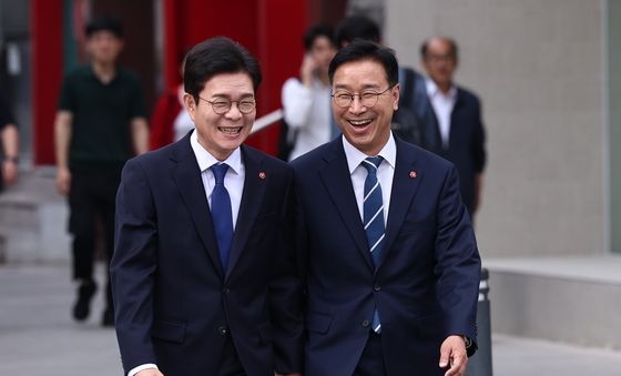 손잡고 걷는 정원오·위성곤 후보