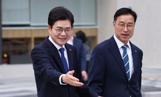 '이쪽으로'