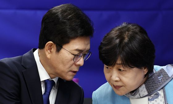 귀엣말 나누는 정원오·서영교