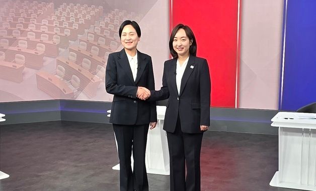 아산을 보궐선거 토론회 갖는 김민경-전은수 후보