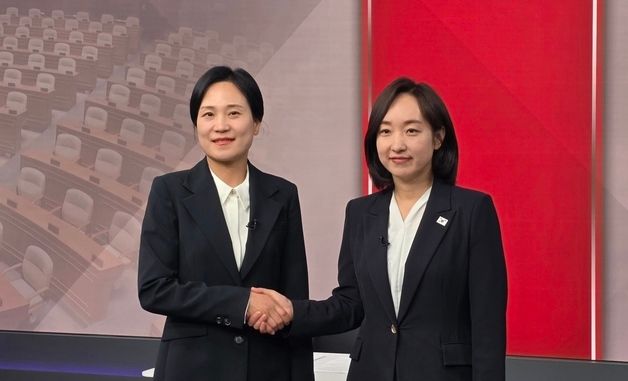 악수하는 김민경-전은수 후보