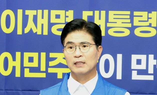 질의에 답변하는 이원택 후보