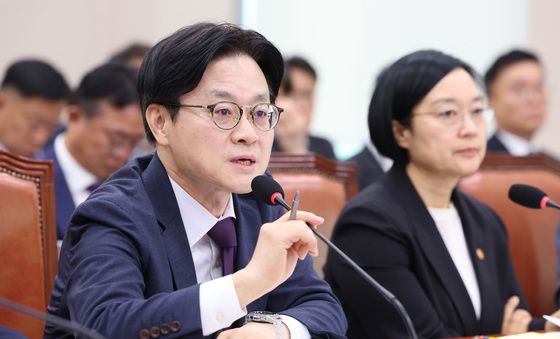 의원 질의 답변하는 김정관 장관