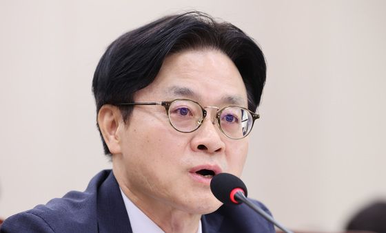 답변하는 김정관 장관