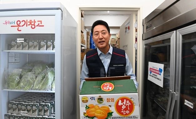 온기창고서 물품 옮기는 오세훈 서울시장 후보
