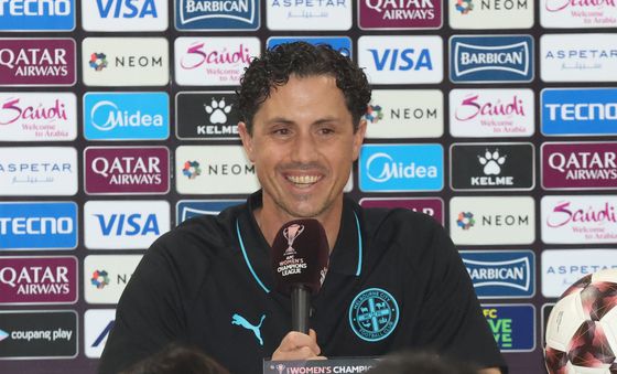 기자회견하는 마이클 매트리시아니 멜버른 시티 FC 감독