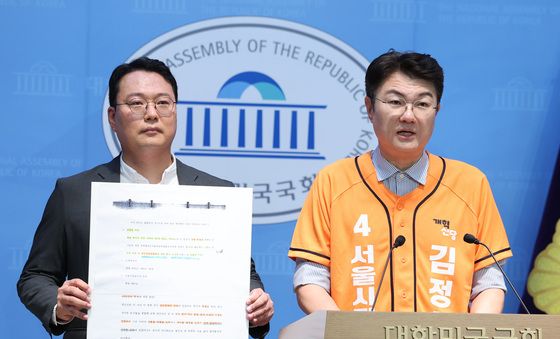 기자회견하는 김정철·천하람