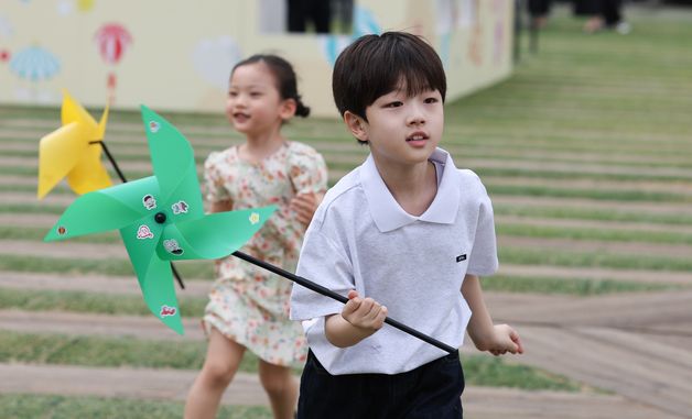 롯데, 저출생 해법 찾는다 'mom편한 페스티벌'