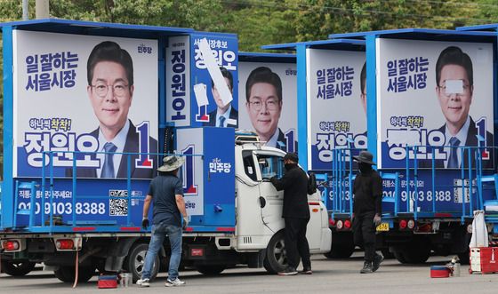 선거전 앞둔 유세차 작업 분주