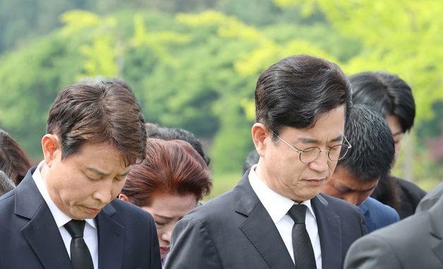홍범도 장군 묘역 참배하는 민주당