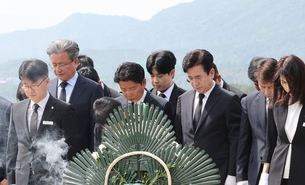 현충원 찾은 민주당 선대위