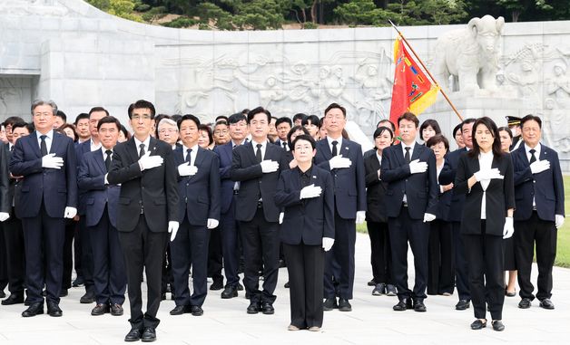 민주당 선대위 현충원 참배