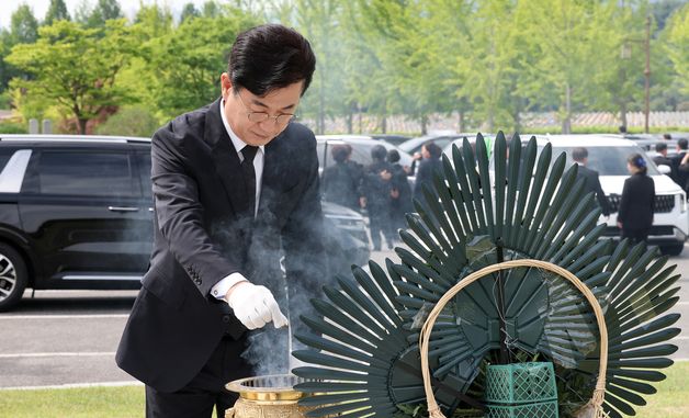 홍범도 장군 묘역 참배하는 허태정 후보