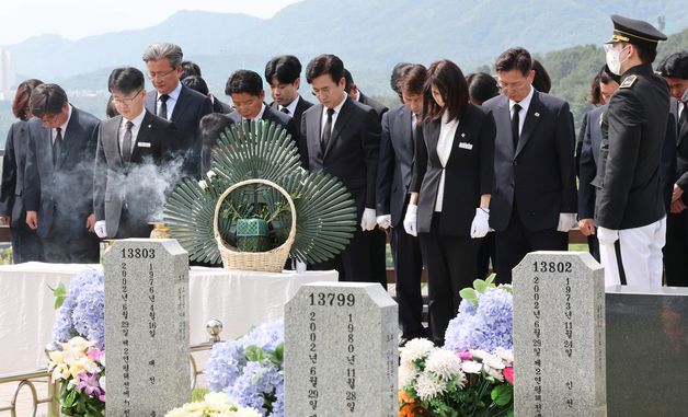 연평해전 묘역 참배하는 민주당