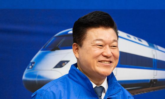 인사하는 신용한 민주당 충북지사 후보