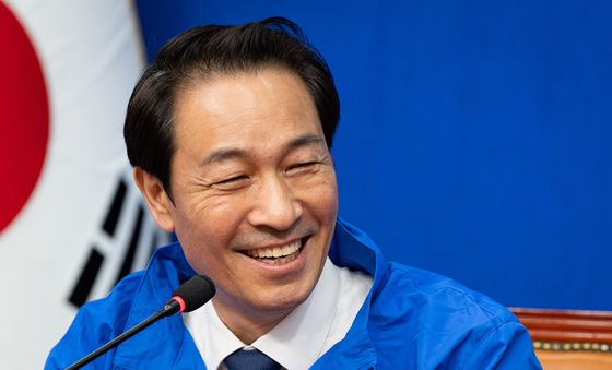 미소 짓는 우상호 민주당 강원지사 후보