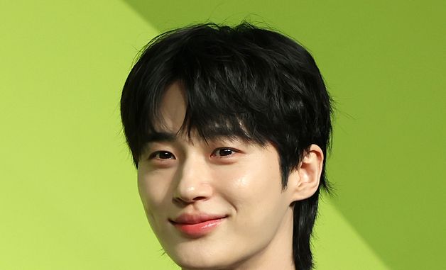변우석, 스윗한 미소