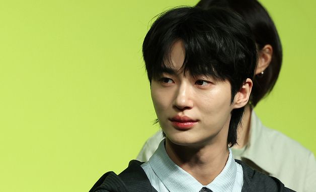 변우석, 깊은 눈빛