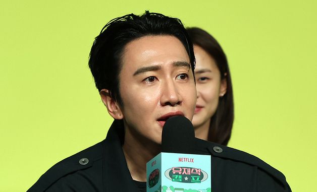 취재진 질문에 답변하는 이광수