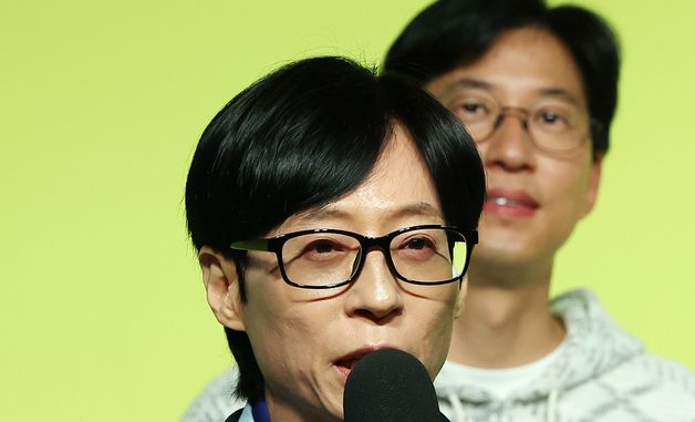 취재진 질문에 답변하는 유재석
