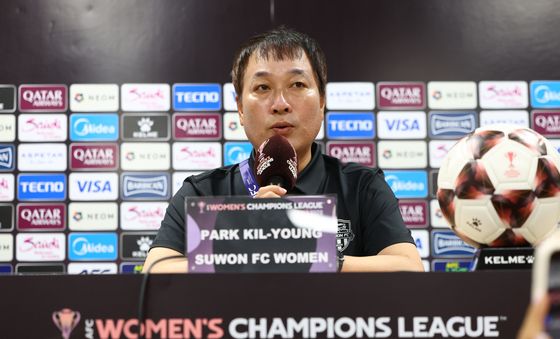 기자회견 하는 박길영 수원FC위민 감독