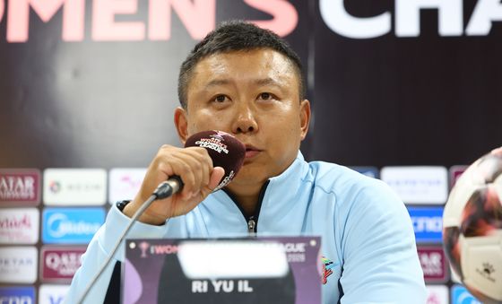 기자회견 하는 리유일 감독
