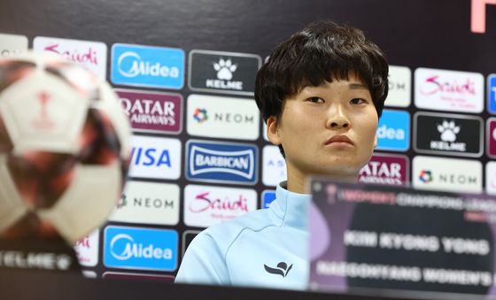 긴장한 표정의 김경영