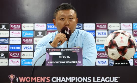 기자회견 하는 리유일 감독