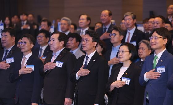 국민의례하는 김민석 총리