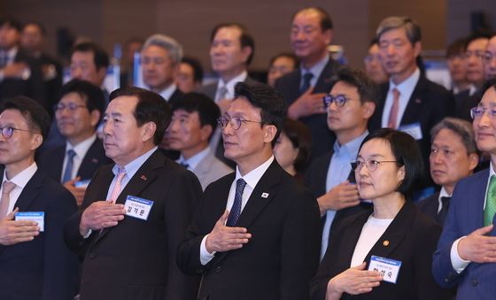 국민의례하는 김민석 국무총리
