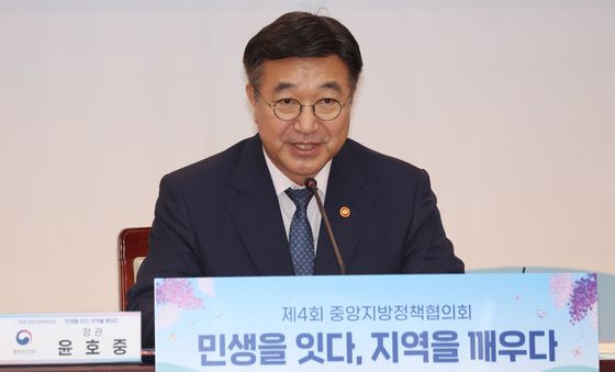 발언하는 윤호중 장관
