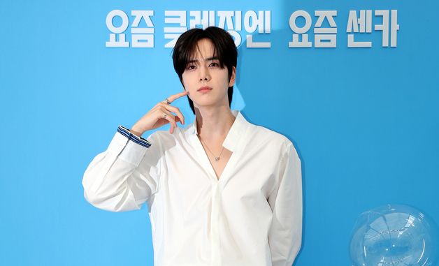 포즈 취하는 더보이즈 영훈