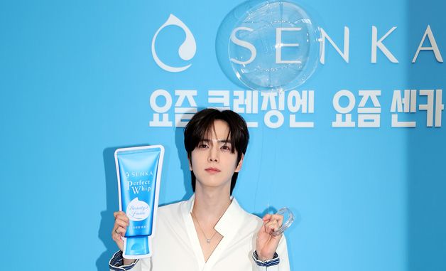 포즈 취하는 더보이즈 영훈