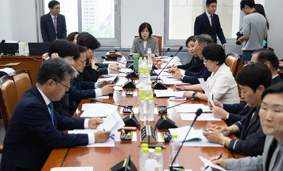 복지위 1소위 주재하는 김미애 소위원장