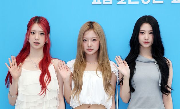 포즈 취하는 언차일드 예은·하은·이본
